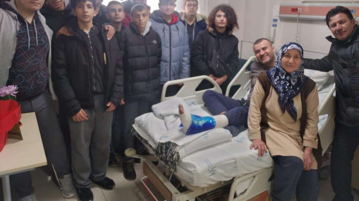 Bilişim teknolojisi öğretmenimiz küçük bir şanslık neticesinde ayağını kırması nedeniyle aramızda olamayan Mustafa Özgür TEKE hocamızı hastahanede ziyaret ettik